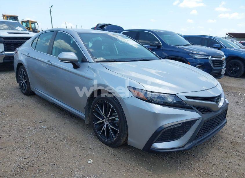 2024 Toyota Camry SE (VIN 4T1T11AK7RU851584) main photo