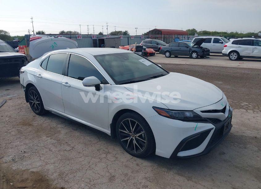 2022 Toyota Camry SE (VIN 4T1T11AK8NU075993) main photo