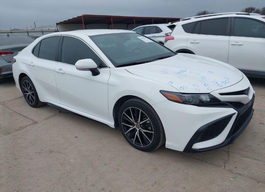 2022 Toyota Camry SE (VIN 4T1T11AK8NU668785) main photo