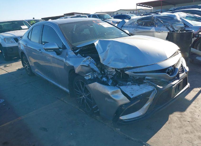 2022 Toyota Camry SE (VIN 4T1T11AK8NU687126) main photo