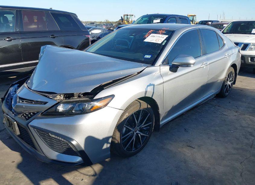 Photo 2 of 2022 Toyota Camry SE (VIN 4T1T11AK8NU687126)