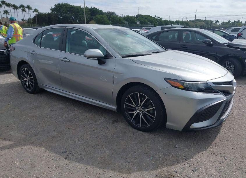 2022 Toyota Camry SE (VIN 4T1T11AK8NU689300) main photo
