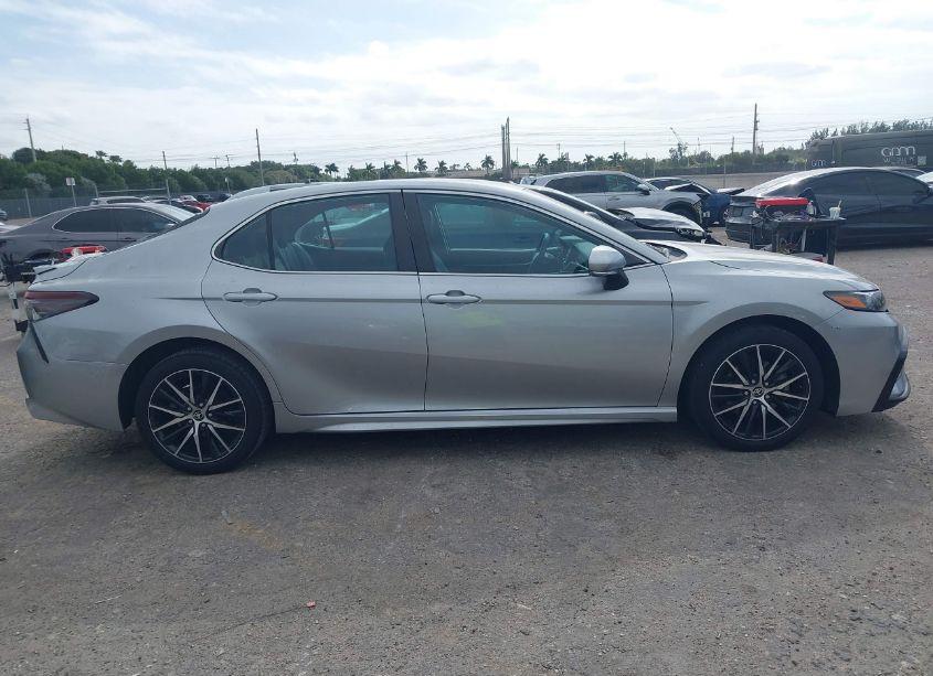 Photo 13 of 2022 Toyota Camry SE (VIN 4T1T11AK8NU689300)