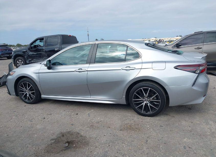 Photo 14 of 2022 Toyota Camry SE (VIN 4T1T11AK8NU689300)