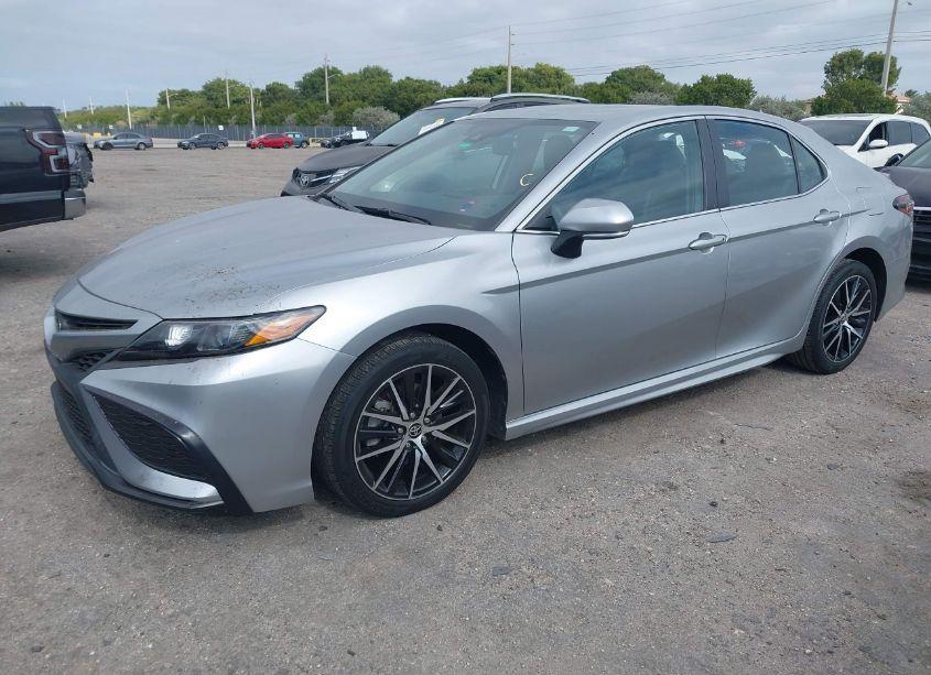 Photo 2 of 2022 Toyota Camry SE (VIN 4T1T11AK8NU689300)