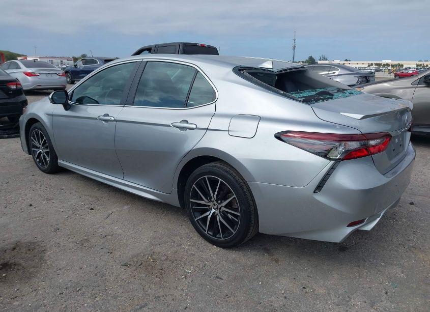 Photo 3 of 2022 Toyota Camry SE (VIN 4T1T11AK8NU689300)