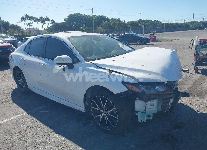 2024 Toyota Camry SE (VIN 4T1T11AK8RU850542) main photo