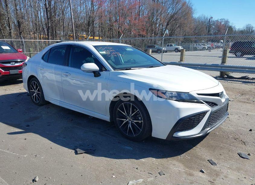 2021 Toyota Camry SE (VIN 4T1T11AK9MU482543) main photo