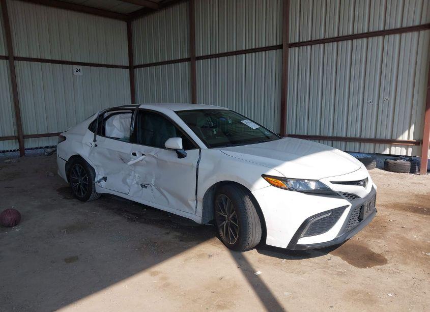 2022 Toyota Camry SE (VIN 4T1T11AK9NU040105) main photo