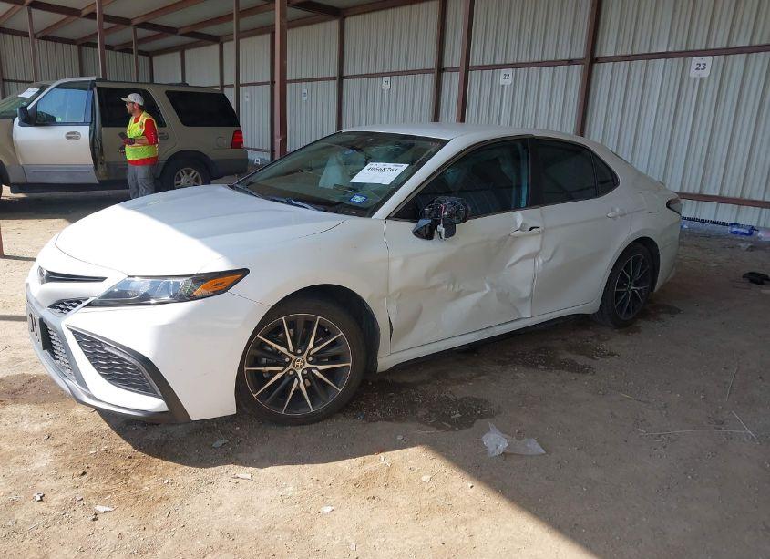 Photo 2 of 2022 Toyota Camry SE (VIN 4T1T11AK9NU040105)