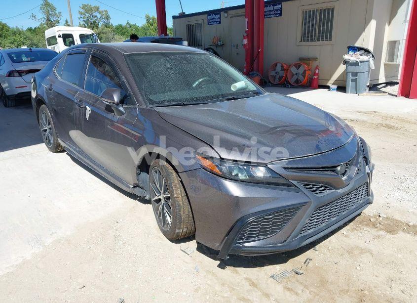2022 Toyota Camry SE (VIN 4T1T11AK9NU617960) main photo