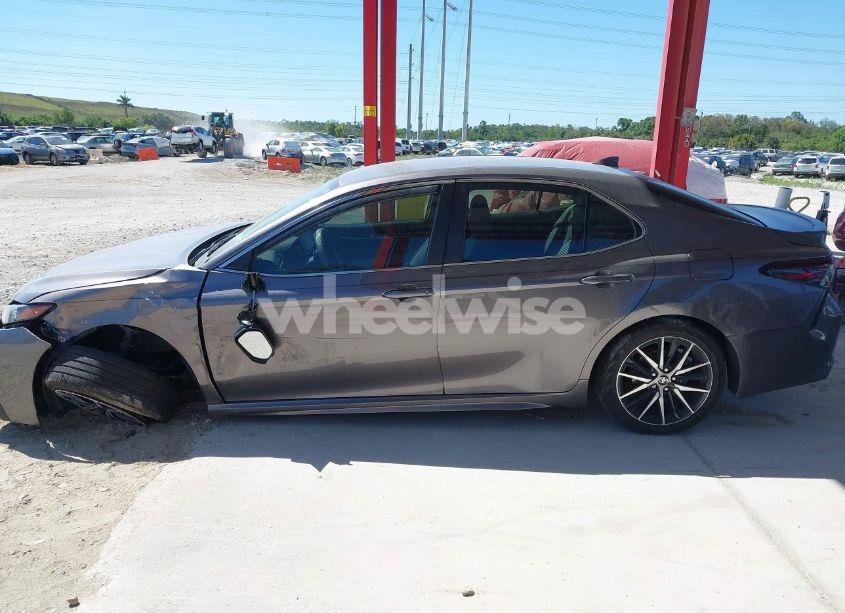 Photo 15 of 2022 Toyota Camry SE (VIN 4T1T11AK9NU617960)