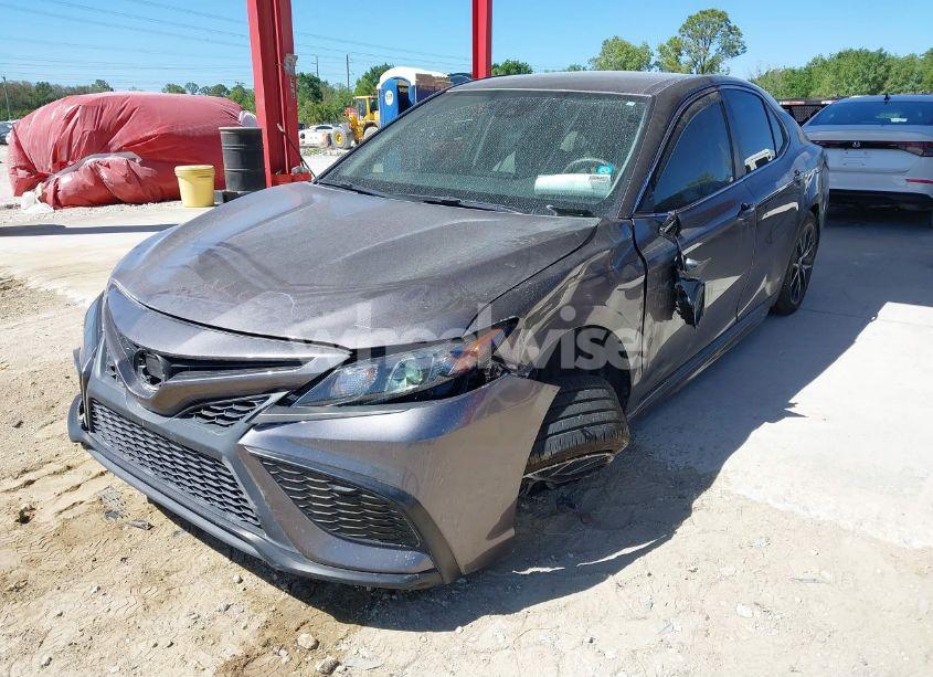 Photo 2 of 2022 Toyota Camry SE (VIN 4T1T11AK9NU617960)