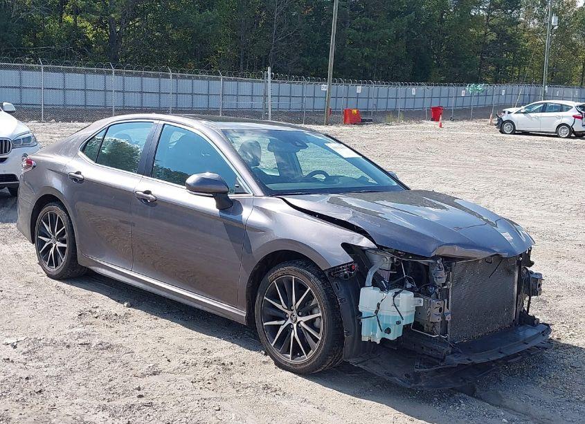 2022 Toyota Camry SE (VIN 4T1T11AK9NU619577) main photo