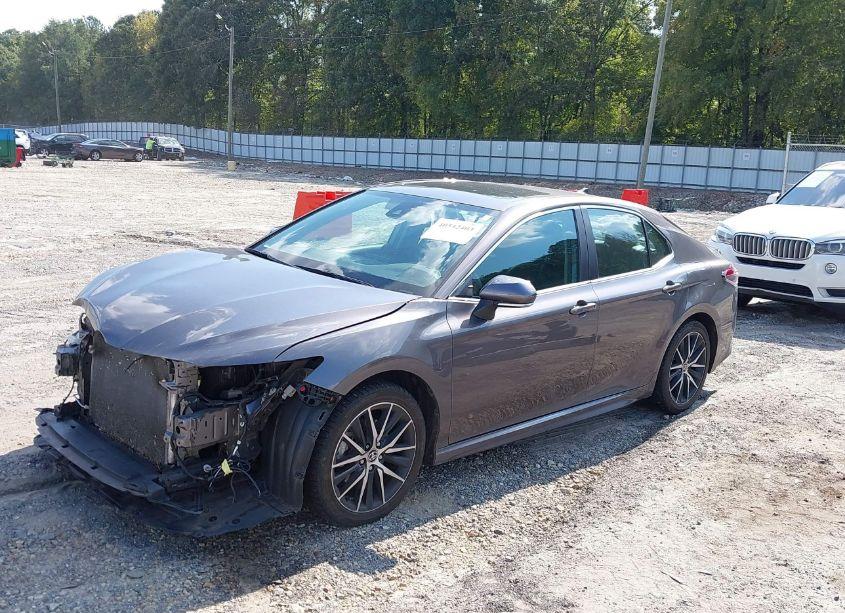 Photo 2 of 2022 Toyota Camry SE (VIN 4T1T11AK9NU619577)