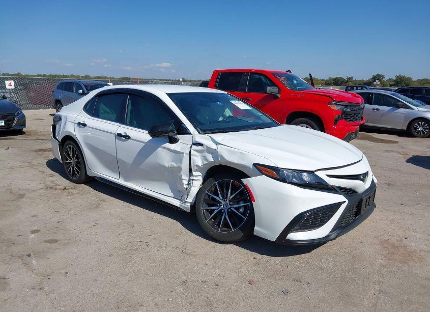 2022 Toyota Camry SE (VIN 4T1T11AK9NU670108) main photo