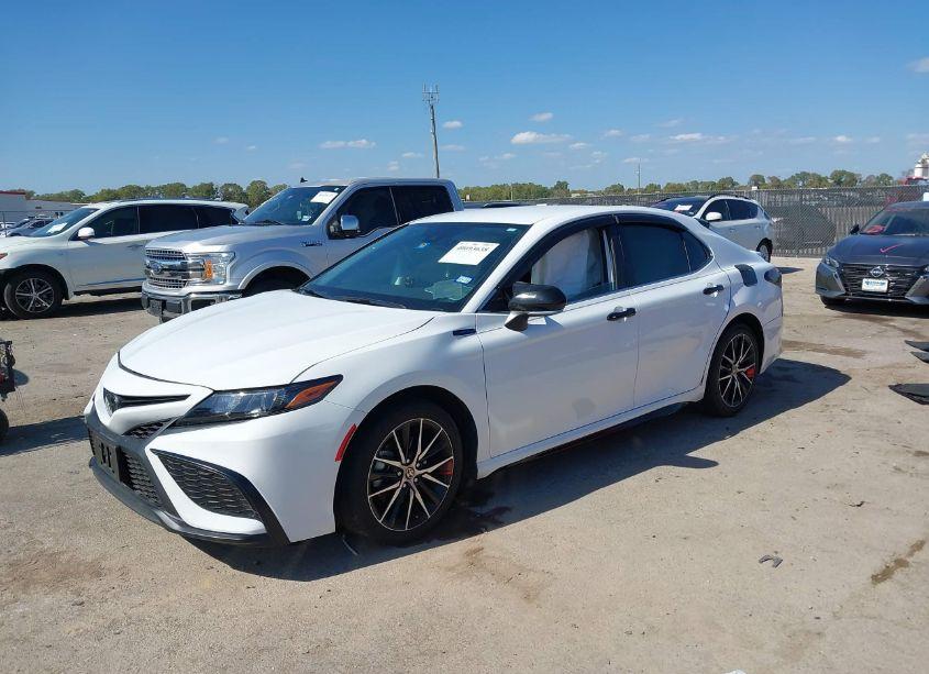 Photo 2 of 2022 Toyota Camry SE (VIN 4T1T11AK9NU670108)