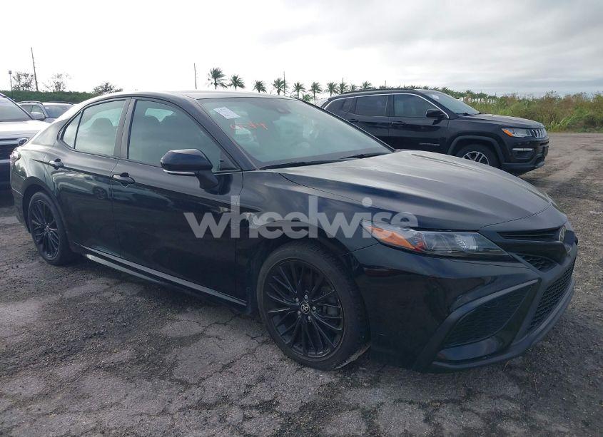 2021 Toyota Camry SE NIGHTSHADE EDITION (VIN 4T1T11AKXMU494152) main photo