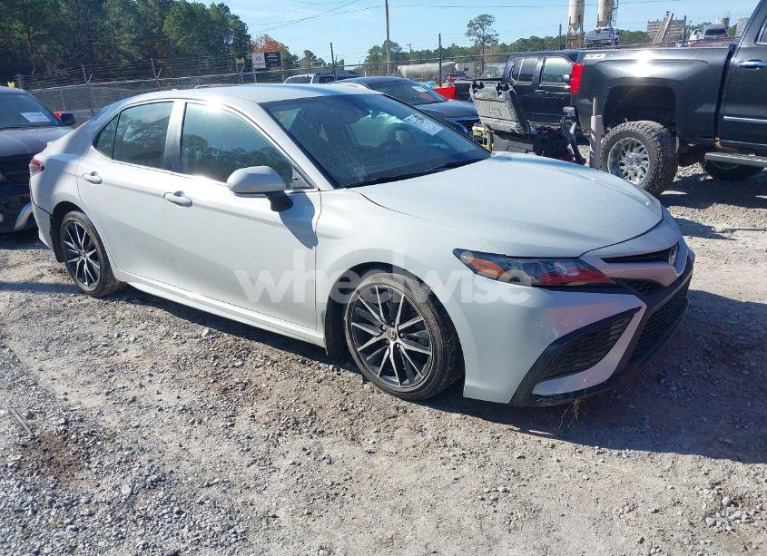 2022 Toyota Camry SE (VIN 4T1T11AKXNU031428) main photo