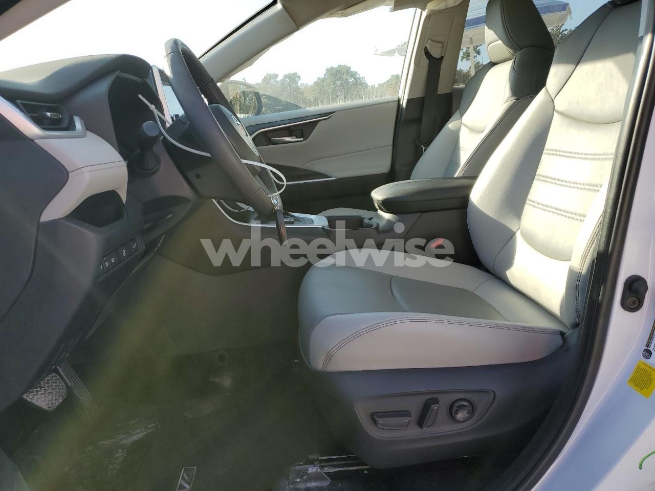 Photo 7 of 2024 TOYOTA RAV4 XLE PREMIUM (VIN 4T3B6RFV2RU140414)