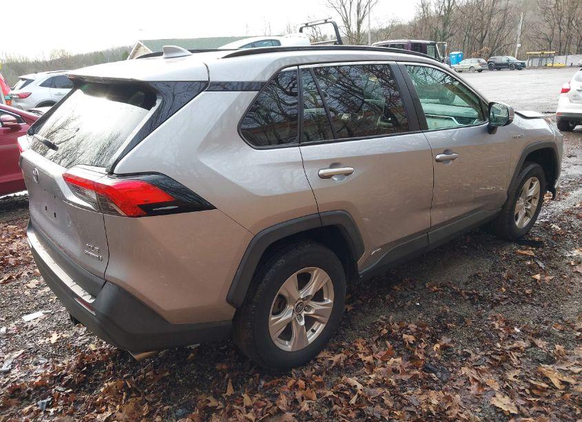 Photo 4 of 2021 Toyota Rav4 HYBRID XLE (VIN 4T3R6RFV3MU018233)