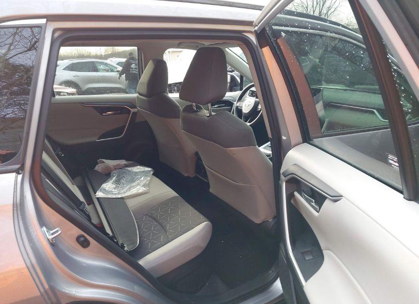 Photo 8 of 2021 Toyota Rav4 HYBRID XLE (VIN 4T3R6RFV3MU018233)