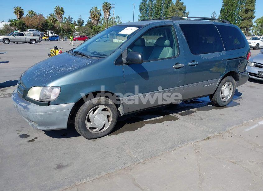 Photo 2 of 2002 Toyota Sienna XLE (VIN 4T3ZF13C02U442678)