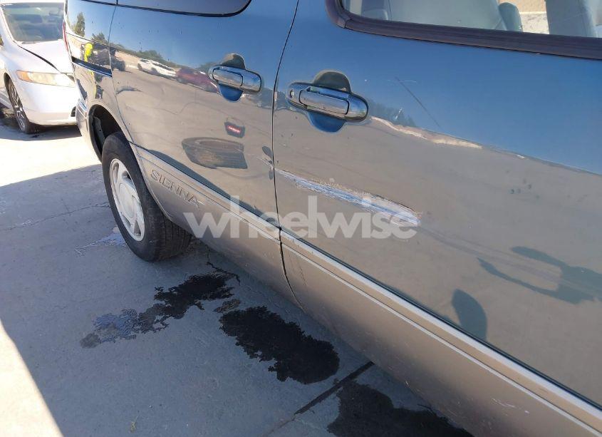 Photo 6 of 2002 Toyota Sienna XLE (VIN 4T3ZF13C02U442678)