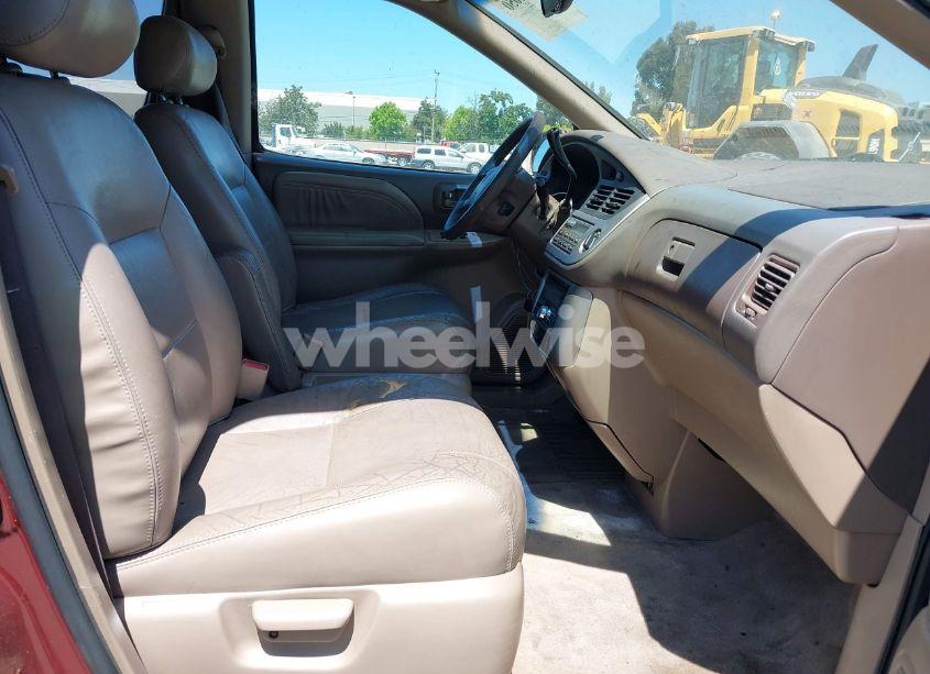 Photo 5 of 2002 Toyota Sienna XLE (VIN 4T3ZF13C02U466267)