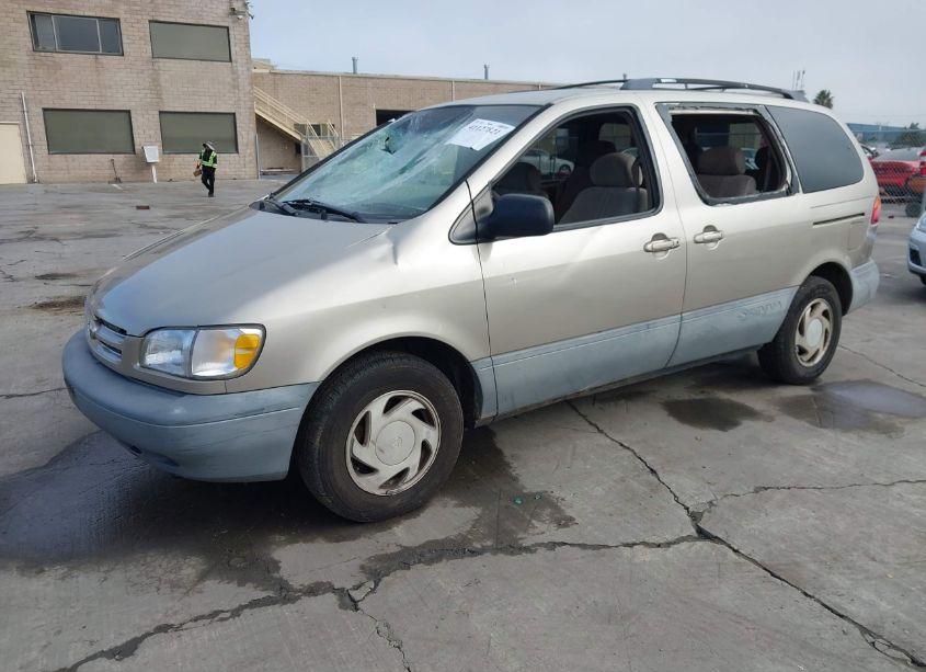 Photo 2 of 2000 Toyota Sienna LE (VIN 4T3ZF13C0YU273075)