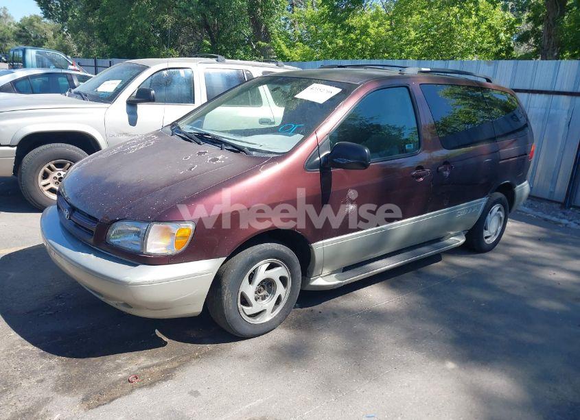 Photo 2 of 1998 Toyota Sienna LE/XLE (VIN 4T3ZF13C2WU088376)