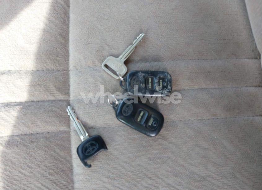 Photo 11 of 1999 Toyota Sienna LE/XLE (VIN 4T3ZF13C2XU118641)