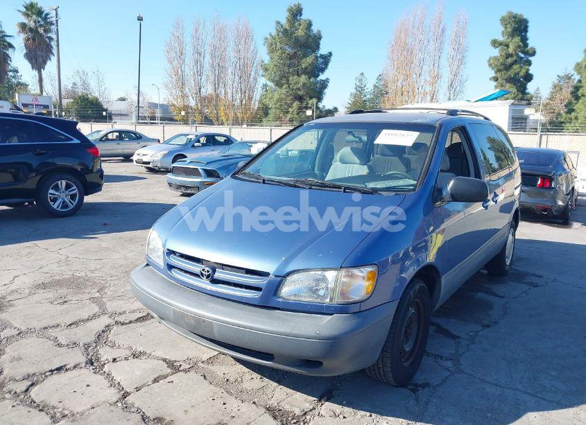 Photo 2 of 1999 Toyota Sienna LE (VIN 4T3ZF13C2XU126738)