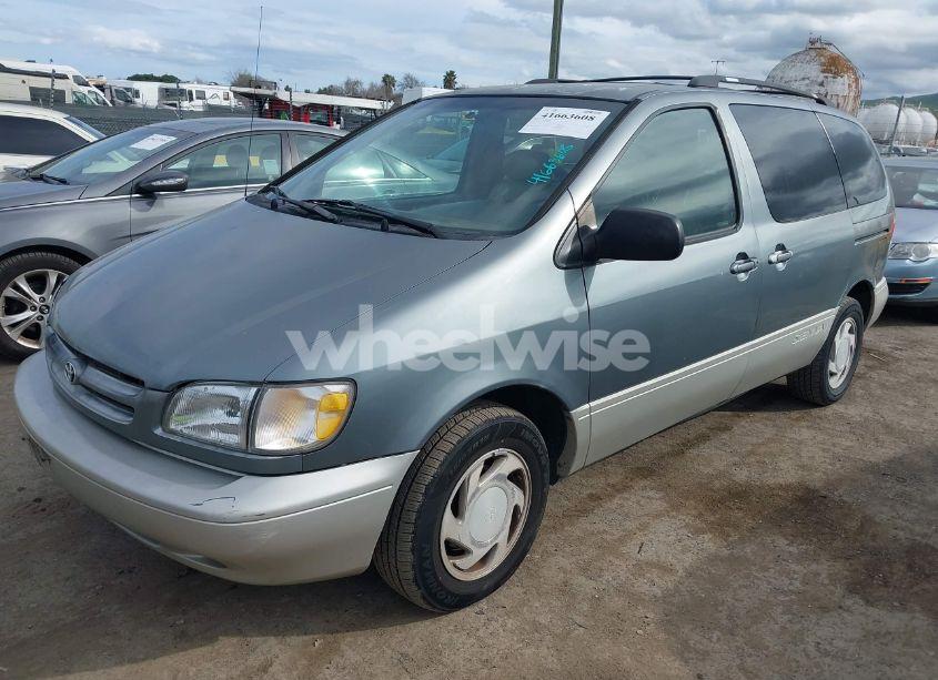 Photo 2 of 1999 Toyota Sienna XLE (VIN 4T3ZF13C2XU136847)