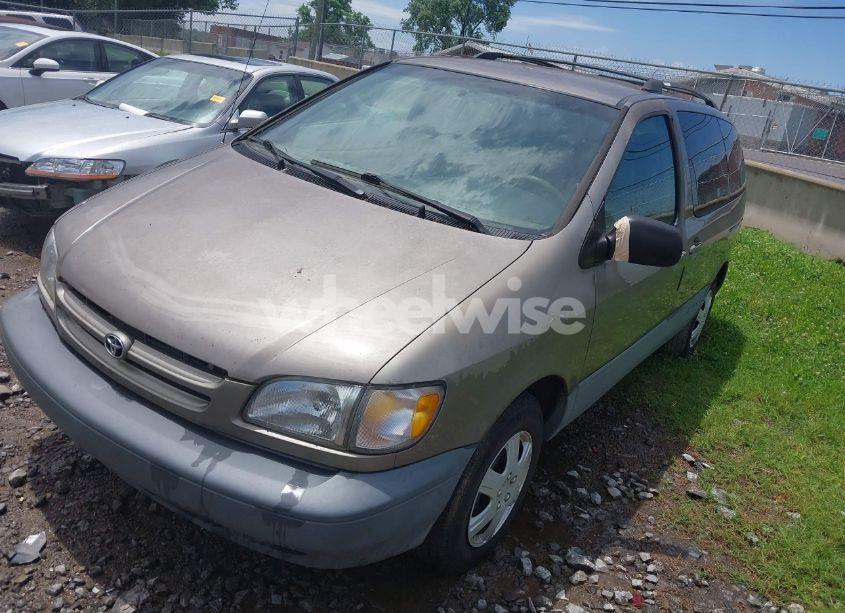 Photo 2 of 1999 Toyota Sienna LE (VIN 4T3ZF13C2XU169072)