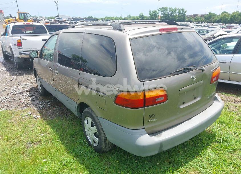 Photo 3 of 1999 Toyota Sienna LE (VIN 4T3ZF13C2XU169072)