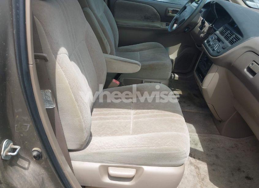 Photo 5 of 1999 Toyota Sienna LE (VIN 4T3ZF13C2XU169072)