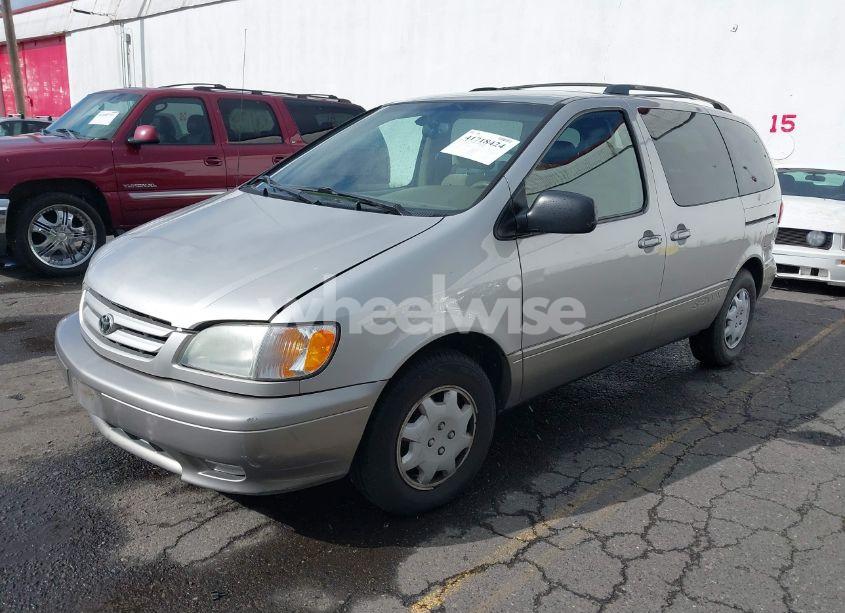 Photo 2 of 2002 Toyota Sienna LE (VIN 4T3ZF13C32U438723)