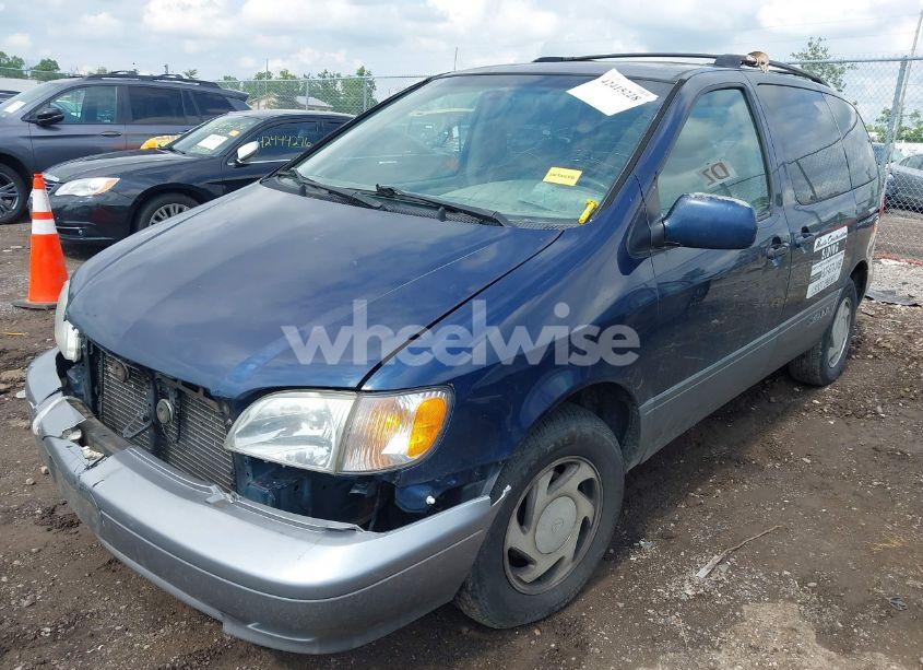 Photo 2 of 2002 Toyota Sienna XLE (VIN 4T3ZF13C32U484679)