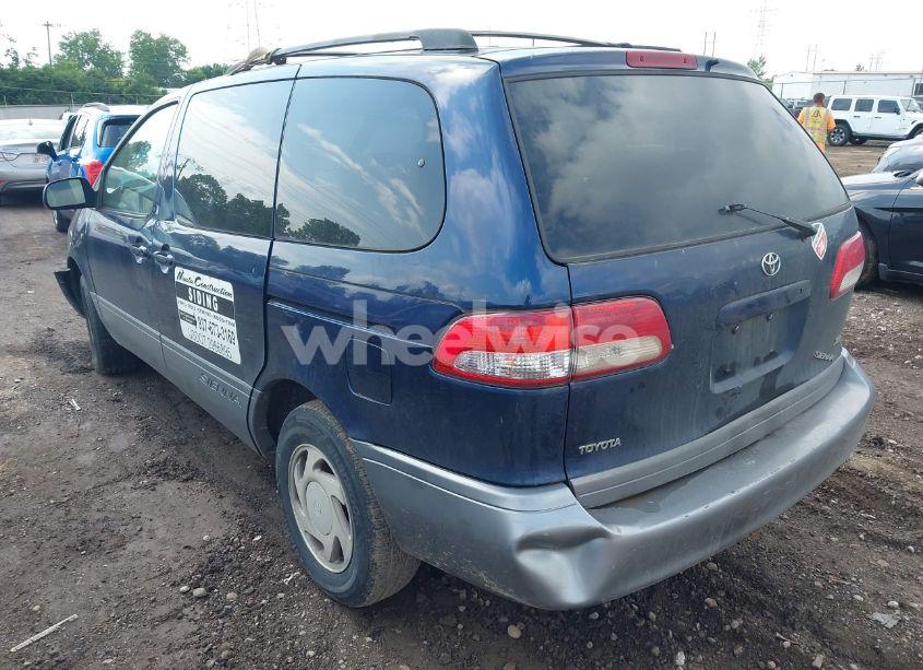 Photo 3 of 2002 Toyota Sienna XLE (VIN 4T3ZF13C32U484679)