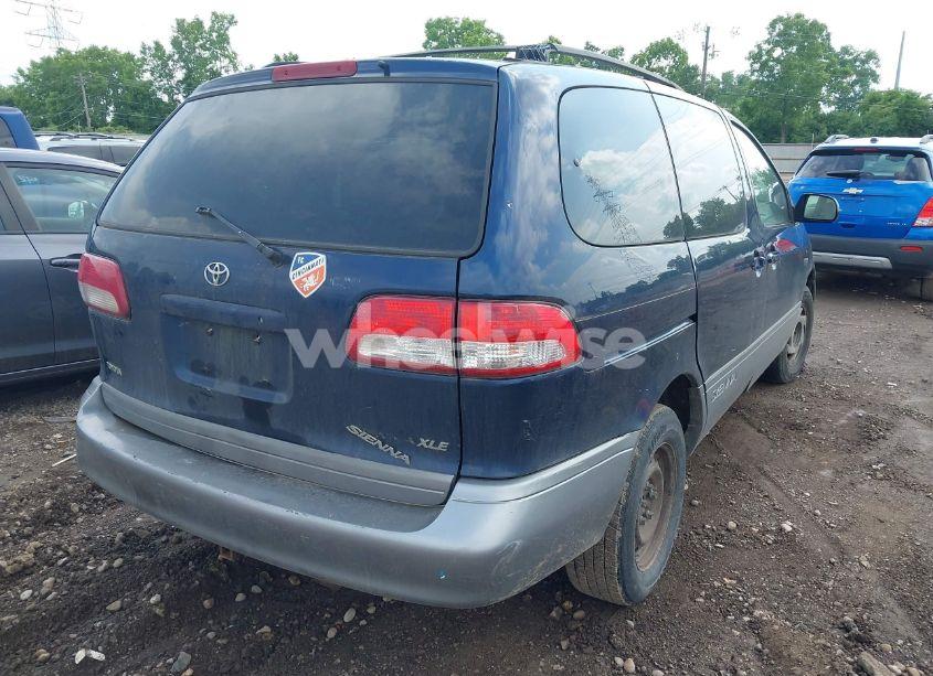 Photo 4 of 2002 Toyota Sienna XLE (VIN 4T3ZF13C32U484679)