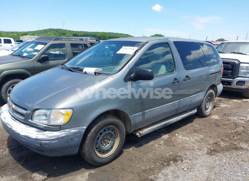 Photo 2 of 1998 Toyota Sienna LE (VIN 4T3ZF13C3WU040160)