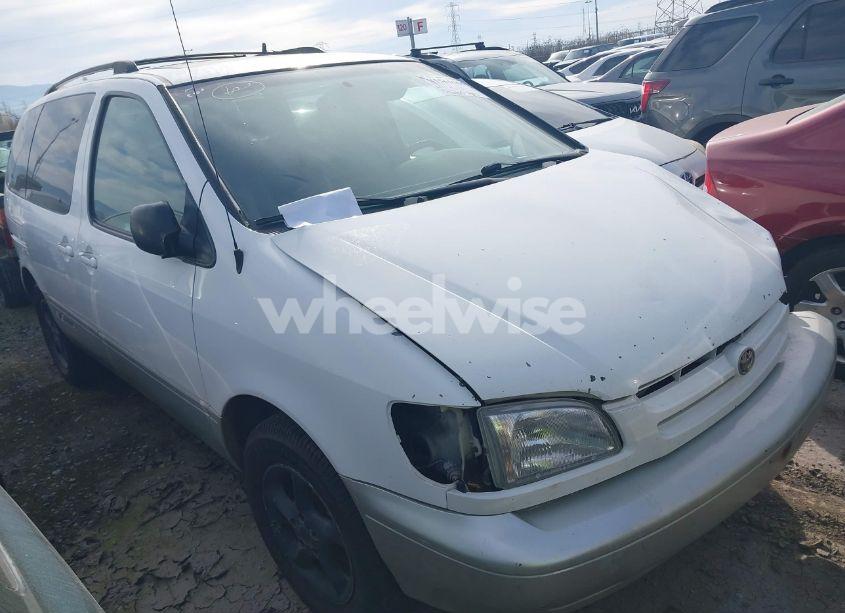 1998 Toyota Sienna XLE (VIN 4T3ZF13C3WU074731) main photo