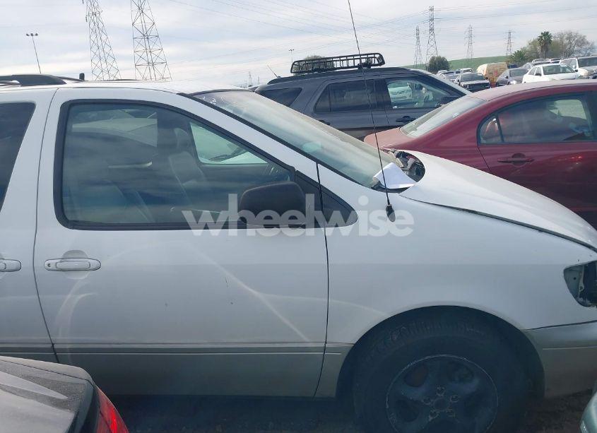 Photo 13 of 1998 Toyota Sienna XLE (VIN 4T3ZF13C3WU074731)