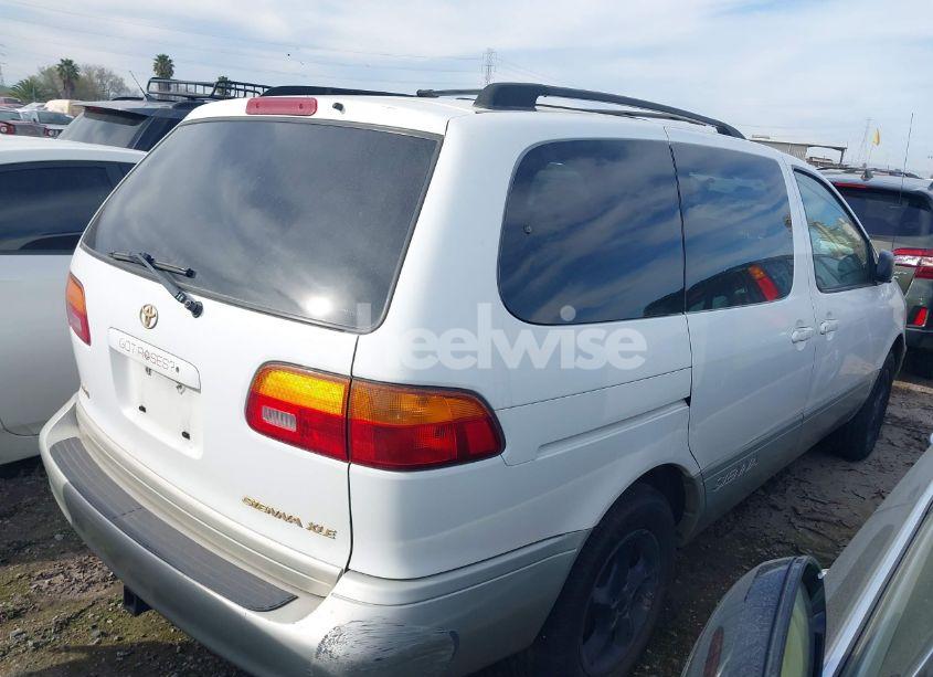 Photo 4 of 1998 Toyota Sienna XLE (VIN 4T3ZF13C3WU074731)