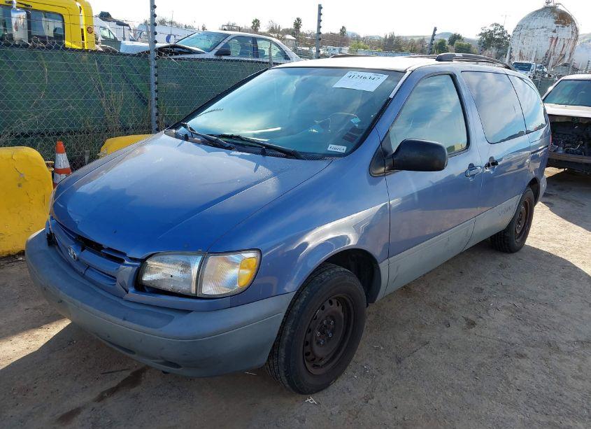 Photo 2 of 1998 Toyota Sienna LE (VIN 4T3ZF13C3WU086636)