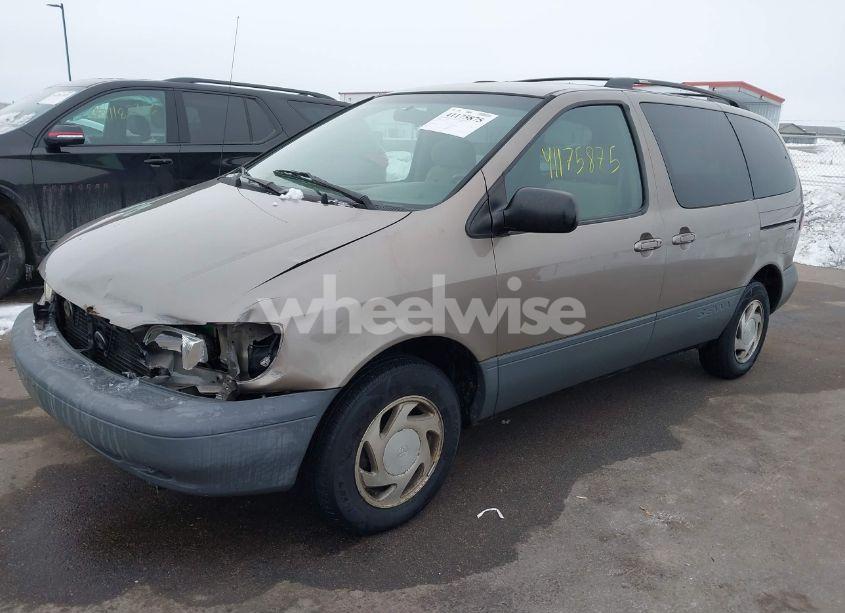 Photo 2 of 1999 Toyota Sienna LE (VIN 4T3ZF13C3XU128627)