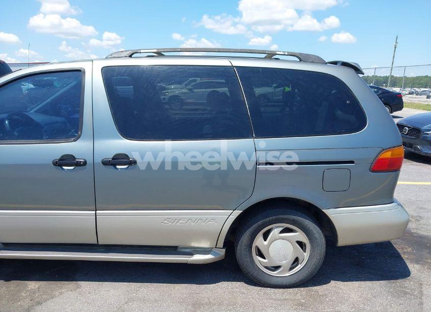 Photo 13 of 1999 Toyota Sienna XLE (VIN 4T3ZF13C4XU118561)