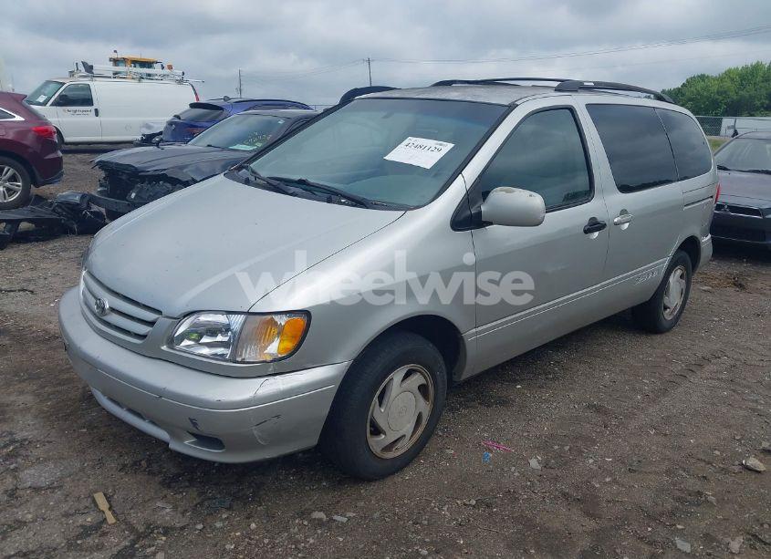 Photo 2 of 2002 Toyota Sienna LE (VIN 4T3ZF13C52U440649)