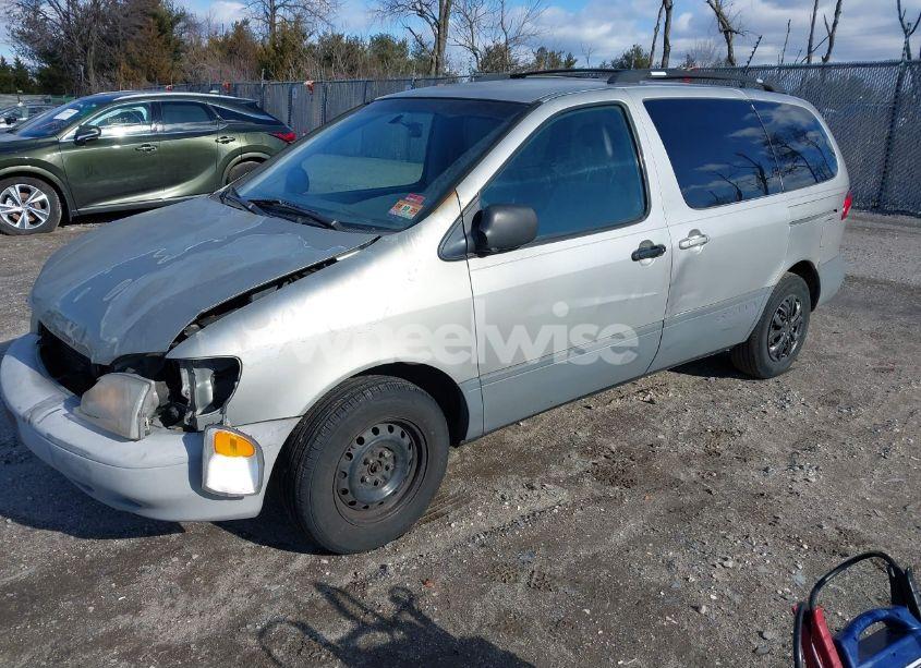 Photo 2 of 2002 Toyota Sienna LE (VIN 4T3ZF13C52U450825)